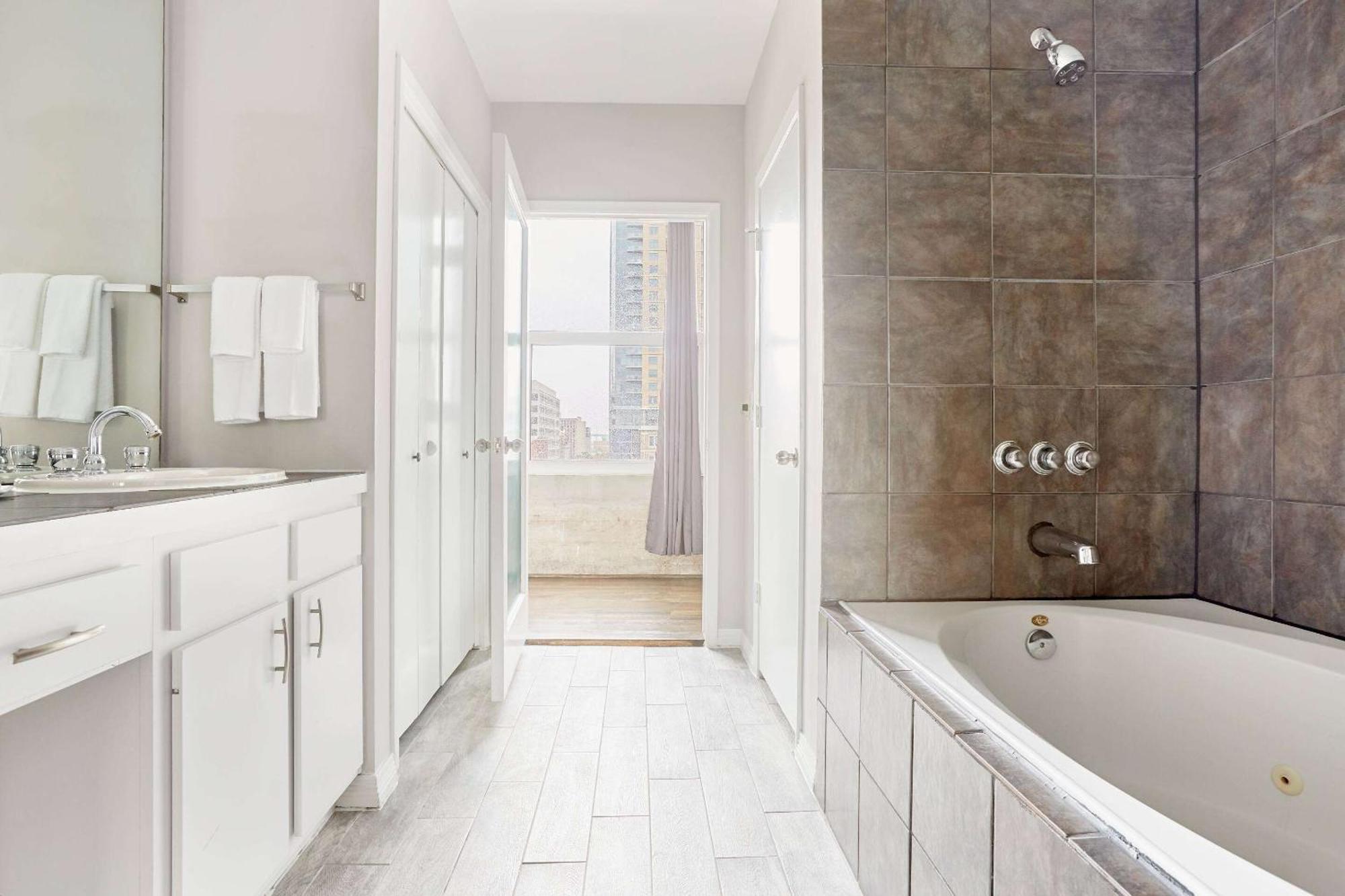 Reside Houston Downtown, A Wyndham Residence Экстерьер фото
